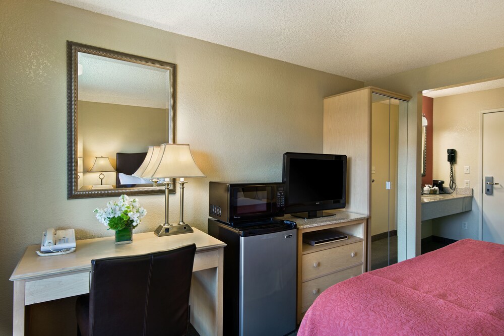 Oxnard Inn Lancaster - photo 23