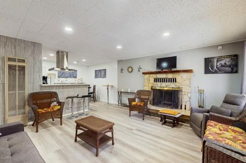 Dog Friendly Retreat with Fireplace Near Hiking — hotel in Running Springs