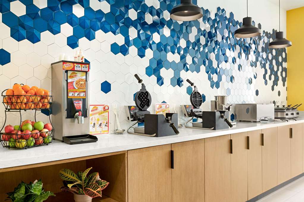 La Quinta Inn & Suites by Wyndham Richmond Sugarland - photo 38