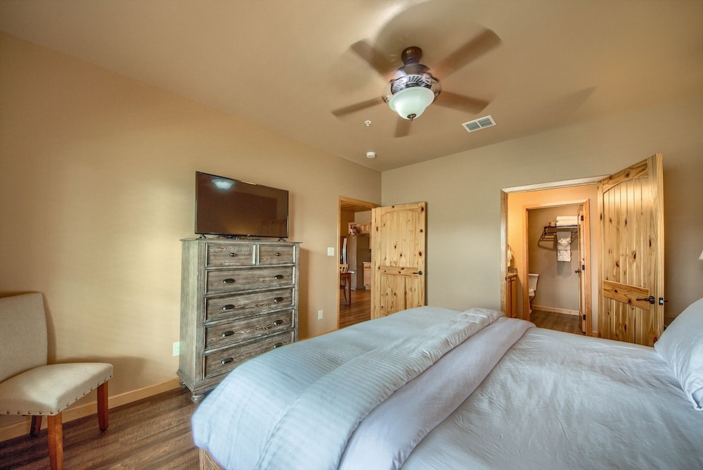 Old Mills Resort OM A2 2 Bedroom Condo by Redawning New Braunfels - photo 2
