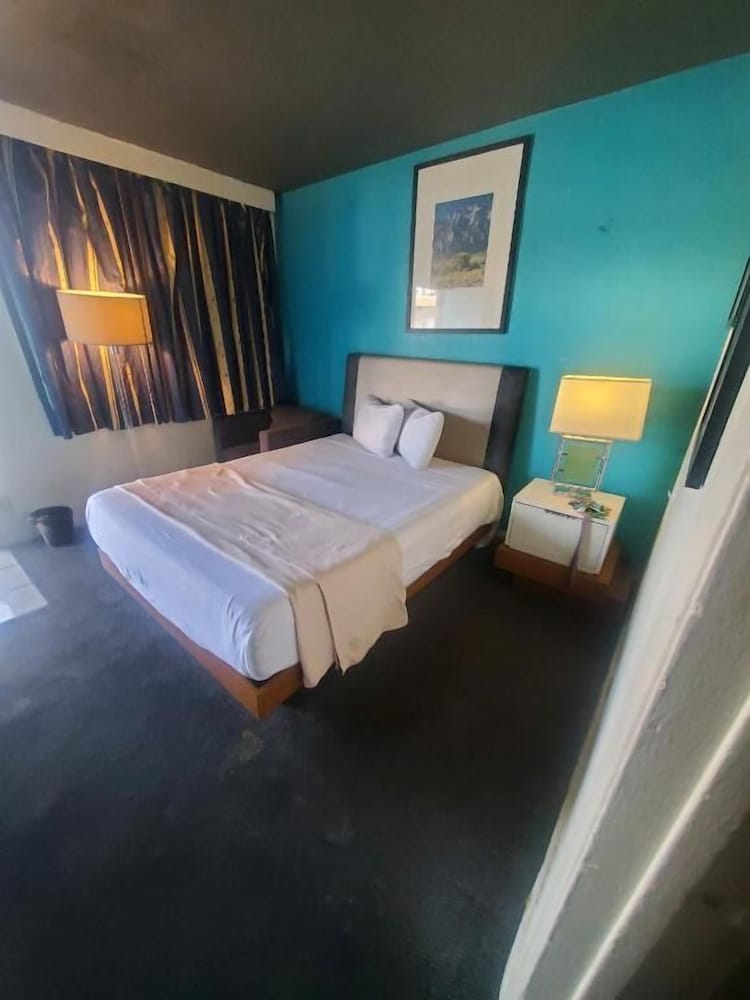 Desert Hills Motel - photo 18