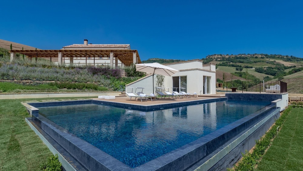 Dimora Montefiore 11 Emma Villas — 4-Star Luxury Hotel in Montefiore Dell'aso, Italy