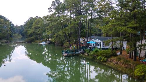 Counting Corks Waterfront Pet friendly private dock pet-friendly hotel Eastville