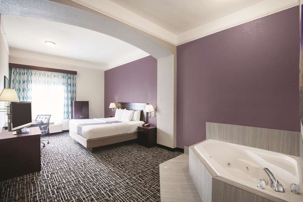 La Quinta Inn & Suites by Wyndham Mansfield TX - photo 21