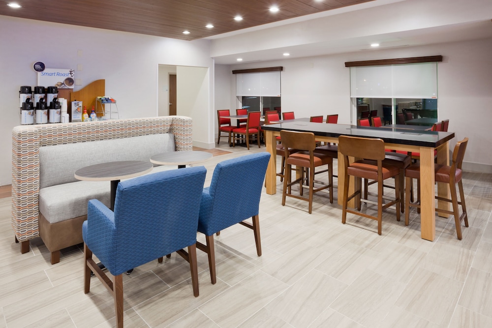 Holiday Inn Express Hotel & Suites Dickinson by IHG - photo 30