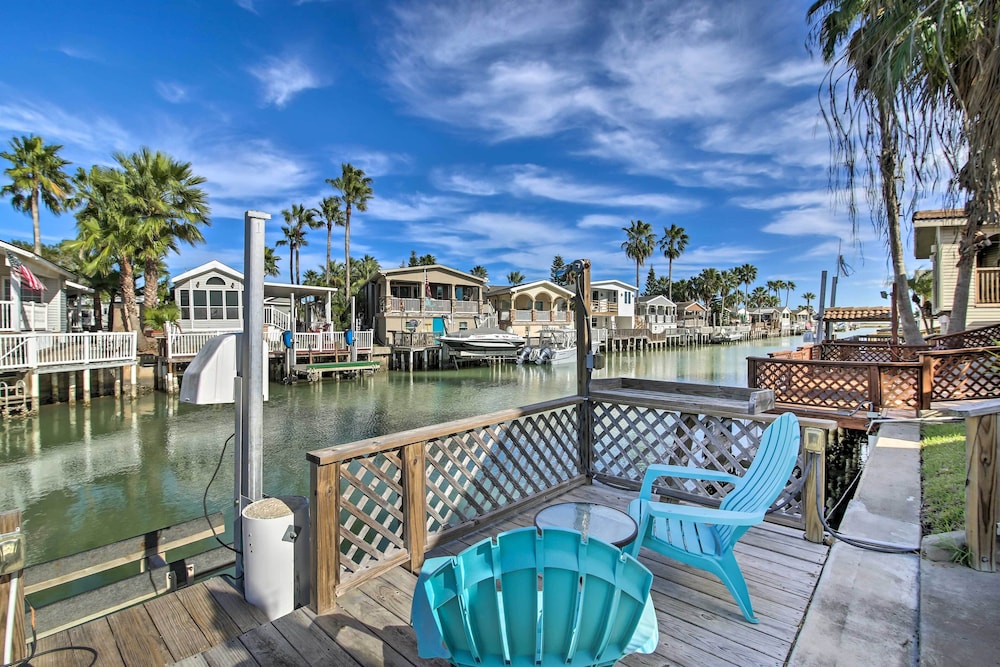 Furnished Deck Waterfront Port Isabel Cottage — 4-Star Luxury Hotel in Port Isabel, United States