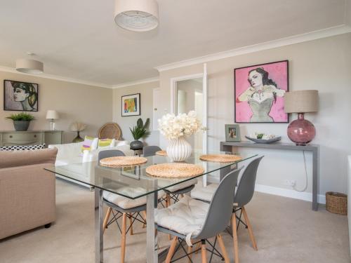 Stylish 2 Bedroom Flat Apartment with Free Parking in Windsor Pass the Keys — 4-Star Luxury Hotel in Windsor, United Kingdom