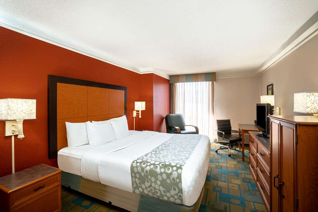 La Quinta Inn & Suites by Wyndham Nashville Airport Opryland - photo 26