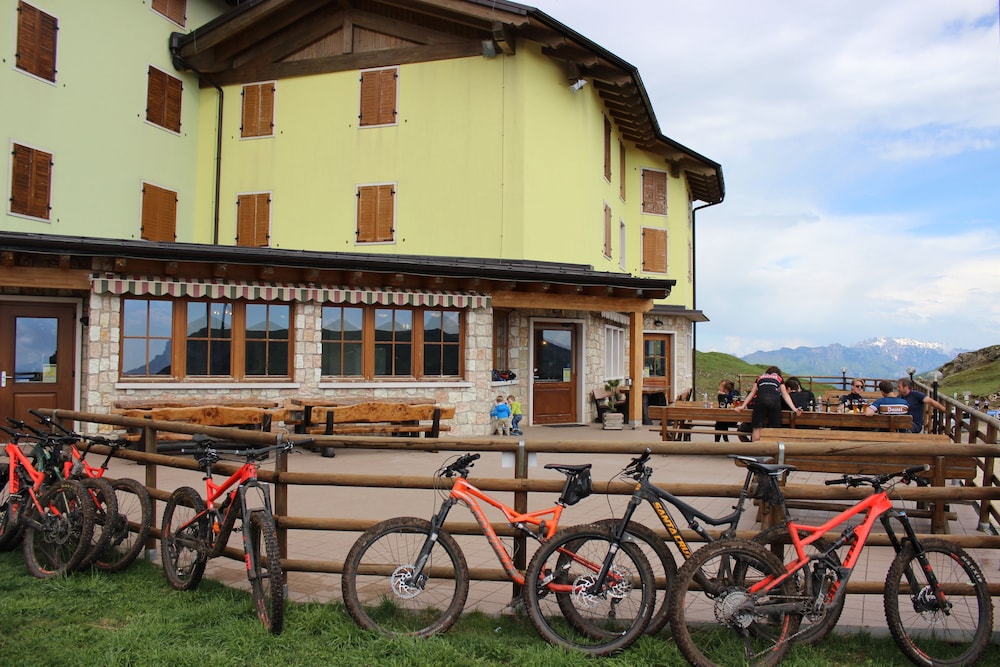 Rifugio Albergo Graziani — hotel in Brentonico