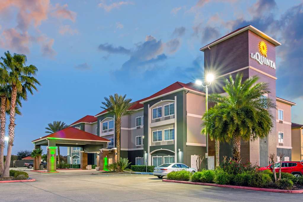 La Quinta Inn & Suites by Wyndham Winnie - photo 2