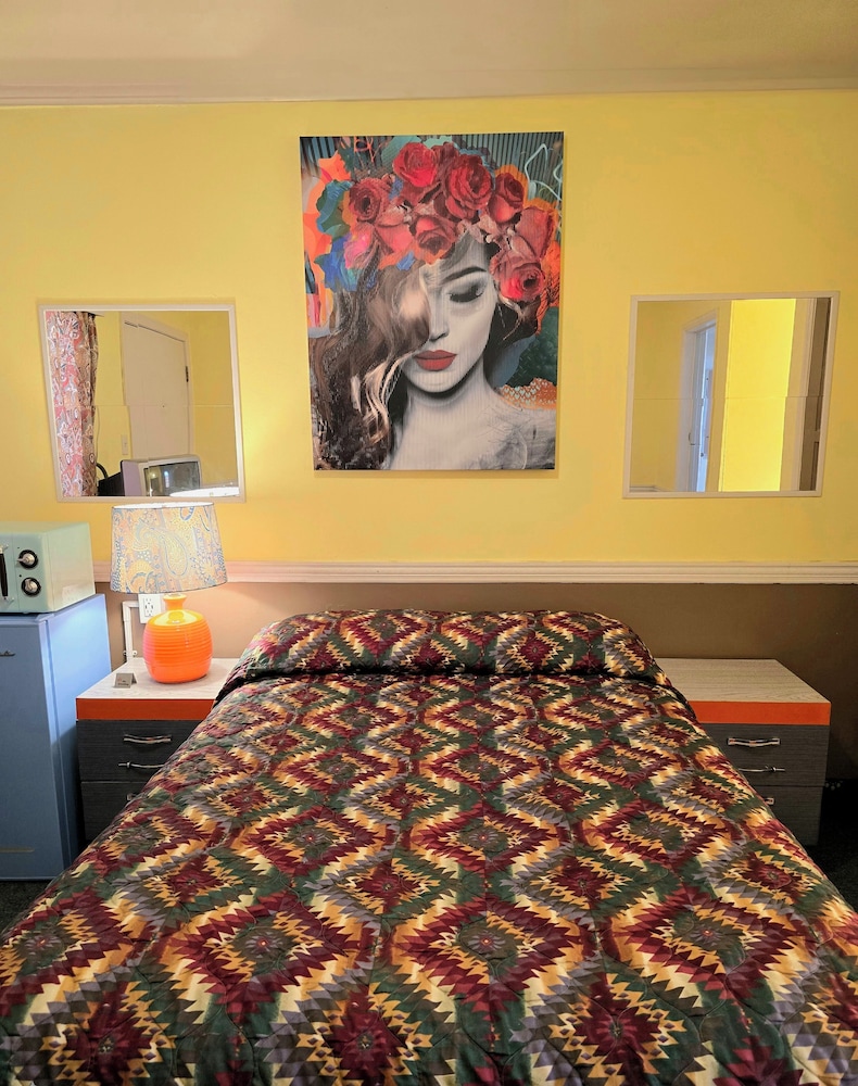 The New Star Motel with Studio Kitchens: 1950s Extended Stay Lodging and Retreat Center - photo 32