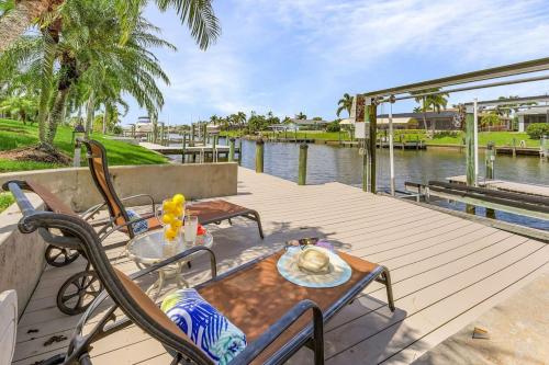 Spacious 3 Bed 2 Bath Pool home with Boat Lift — 4-Star Luxury Hotel in Cape Coral, United States