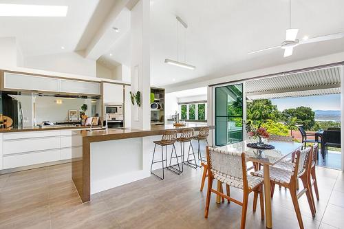 Prime Location Views Sunsets Walk To Hastings — Noosa Heads