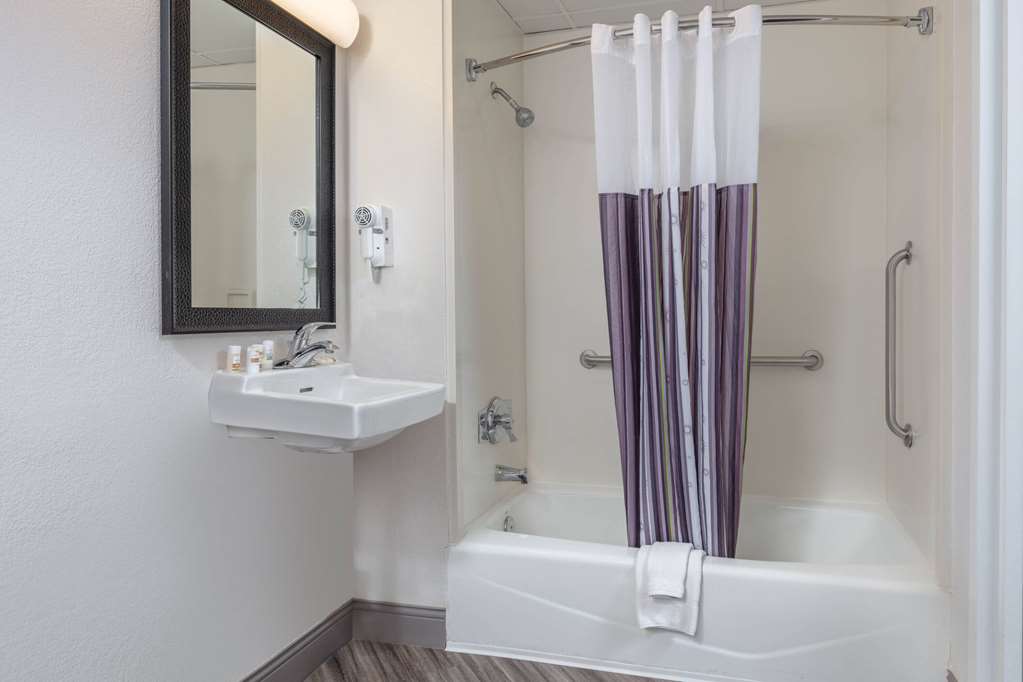La Quinta Inn & Suites by Wyndham Clifton Rutherford - photo 22