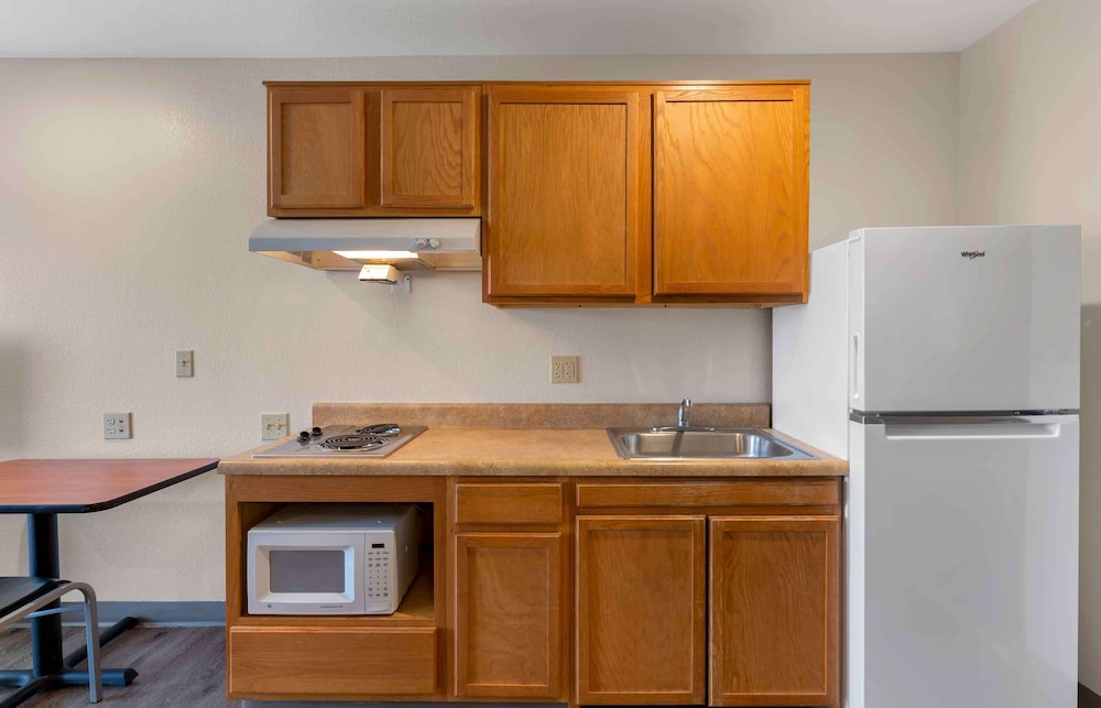 WoodSpring Suites Cleveland Avon - photo 10