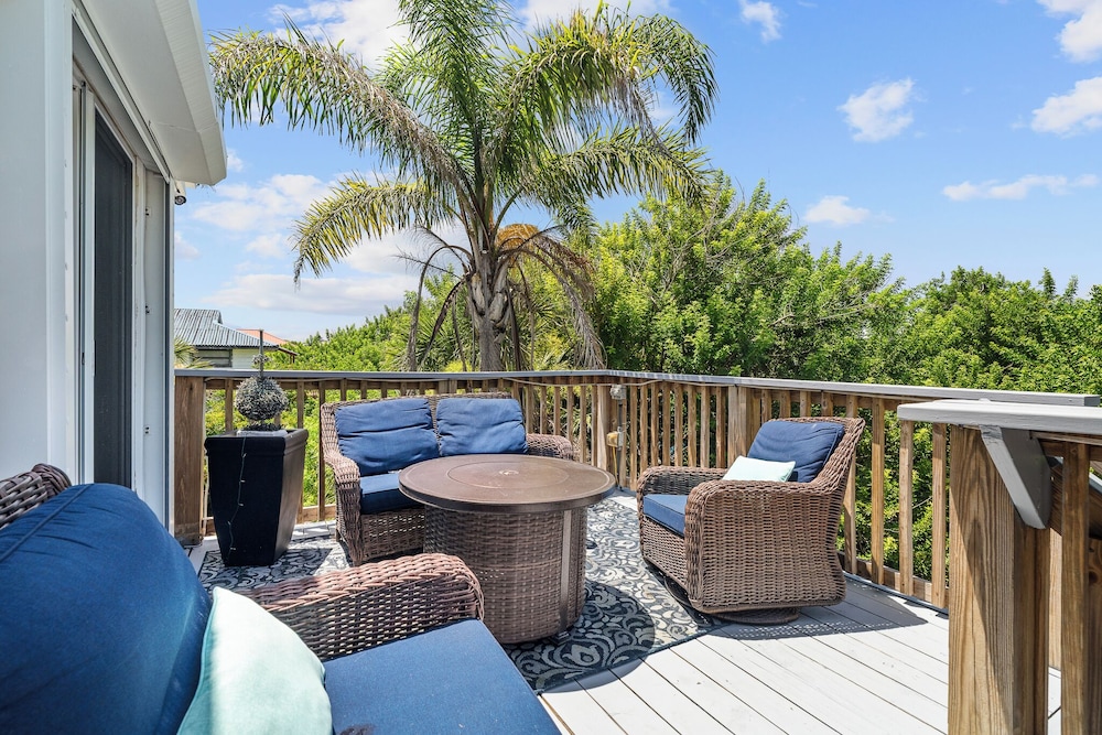 3BR Beach House Spacious & Steps from Sand — 4-Star Luxury Hotel in New Smyrna Beach, United States