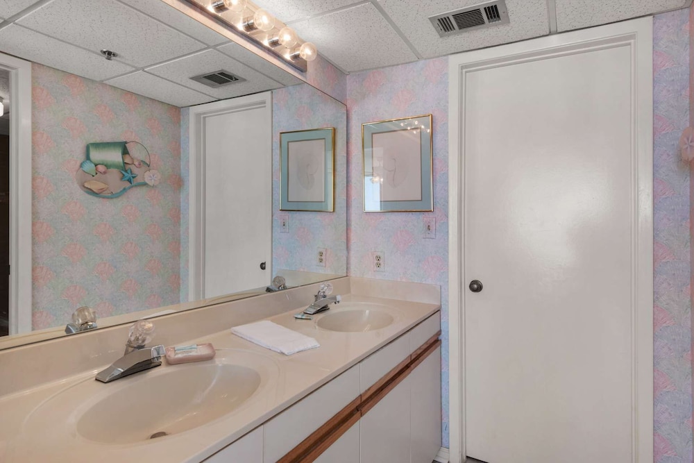 Edgewater Beach Resort Tower 3 811 - photo 21