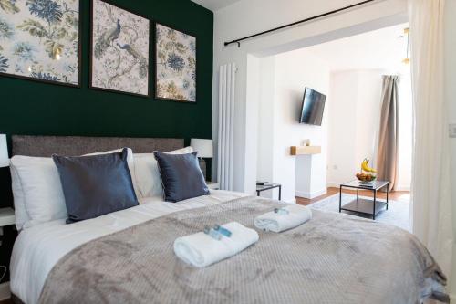 Mathieson House 4 City Views Sky Sports — 5-Star Luxury Hotel in Newport, United Kingdom