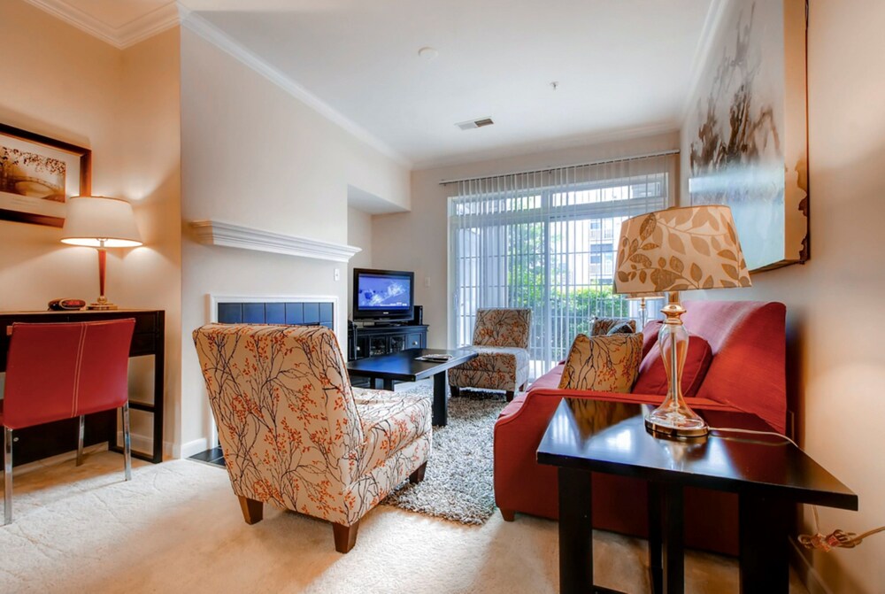 Global Luxury Suites at the Junction - photo 4