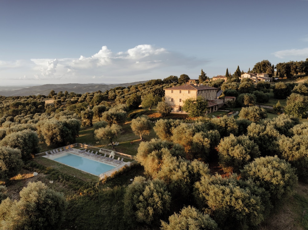 Podere Montale Winery — 4-Star Luxury Hotel in Seggiano, Italy