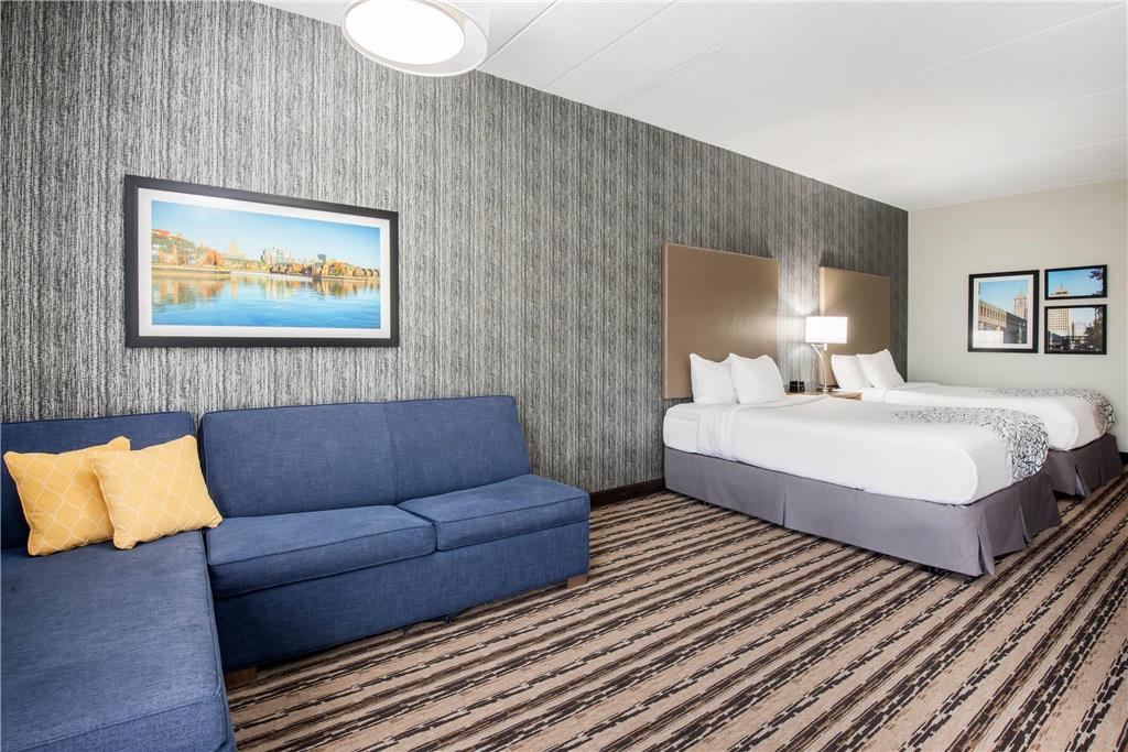 La Quinta Inn & Suites by Wyndham Buffalo Amherst - photo 32