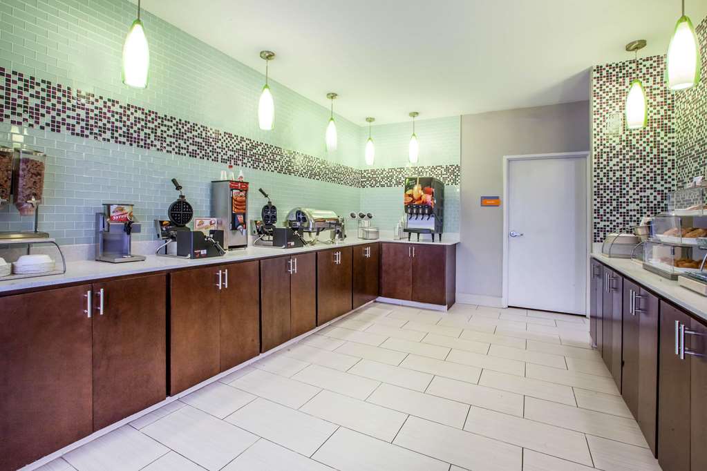 La Quinta Inn & Suites by Wyndham Elkhart - photo 27