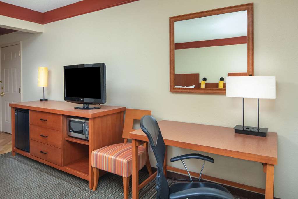La Quinta Inn & Suites by Wyndham Atlanta Ballpark Galleria - photo 39