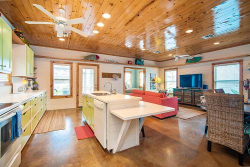 The Ritz Tarpon Vw 83 — 4-Star Luxury Hotel in Port Aransas, United States