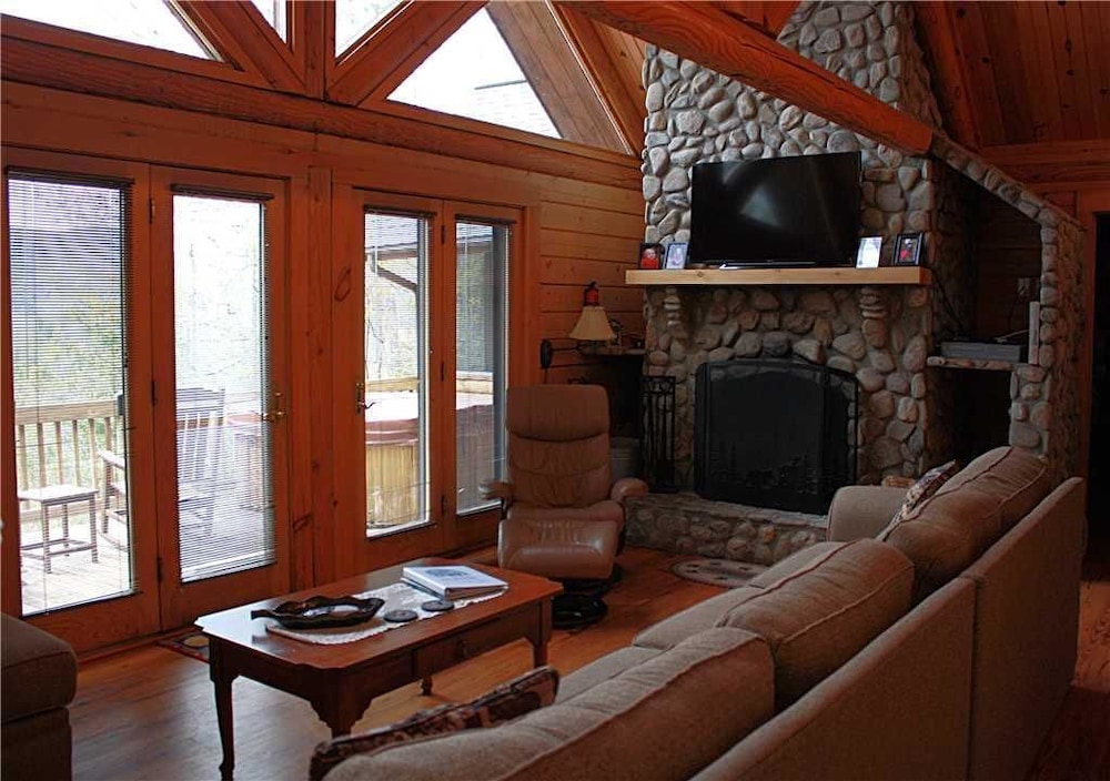 Black Bear Lodge — 4-Star Luxury Hotel in Ferguson, United States