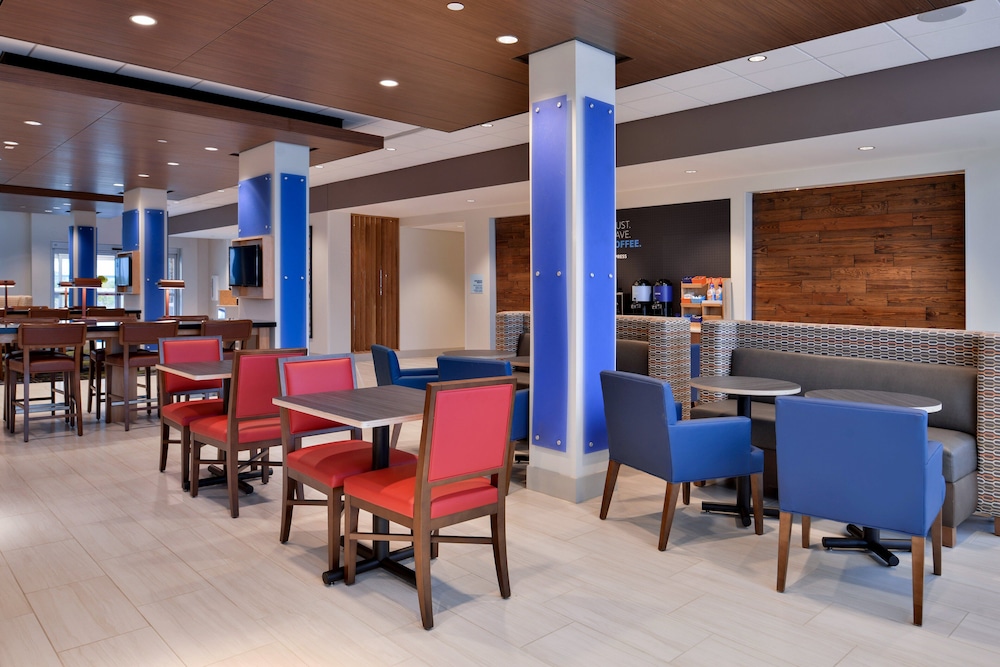 Holiday Inn Express & Suites Marshalltown by IHG - photo 64