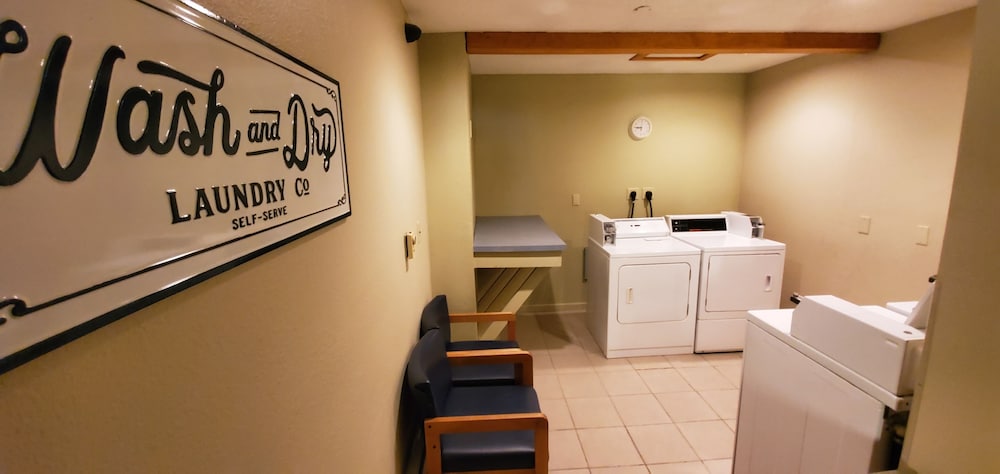 Cottonwood Inn and Conference Center - photo 28