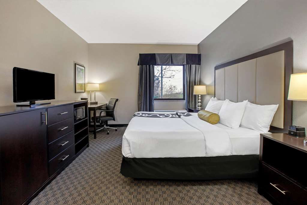 La Quinta Inn & Suites by Wyndham Detroit Metro Airport - photo 17
