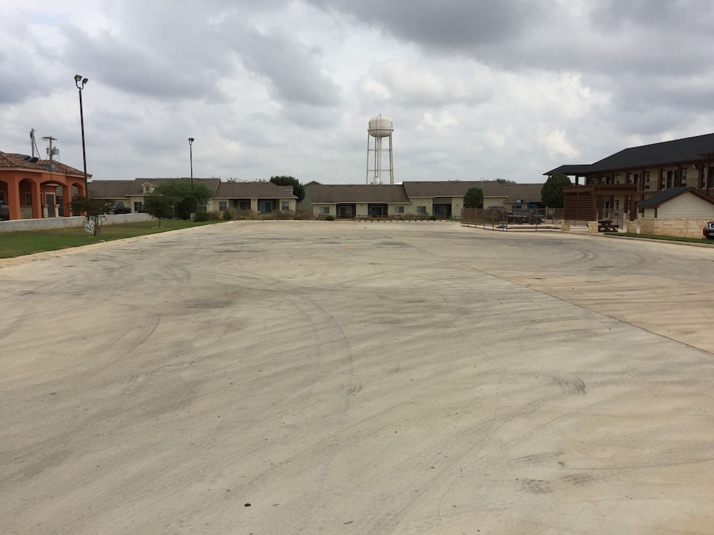 Pearsall Inn & Suites - photo 26