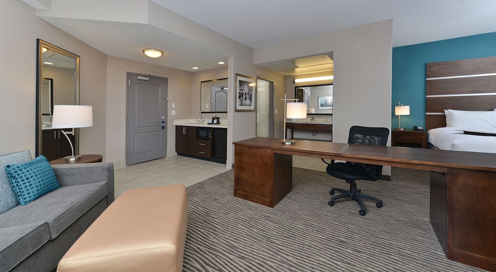 Hampton Inn & Suites Des Moines Downtown - photo 23