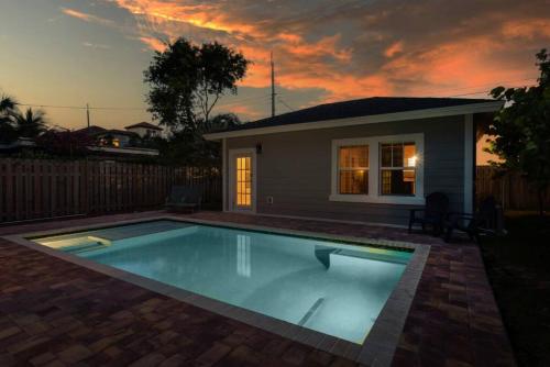 Stunning 4BR 3BA Cottage Pool 5 Min to Beach — 4-Star Luxury Hotel in Lake Worth, United States