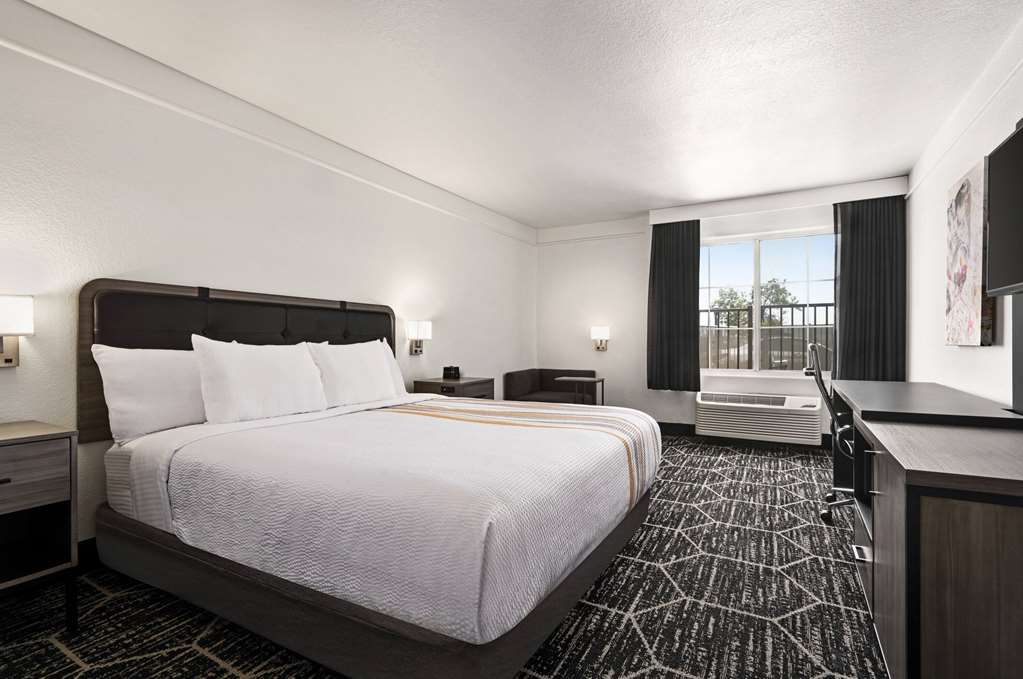 La Quinta Inn & Suites by Wyndham Hesperia Victorville - photo 37