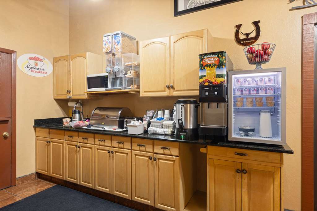 Super 8 by Wyndham Dodge City - photo 9