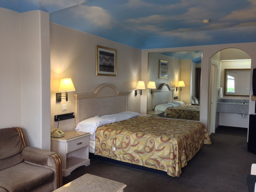 Camelot Inn & Suites Highway 290 NW Freeway - photo 4