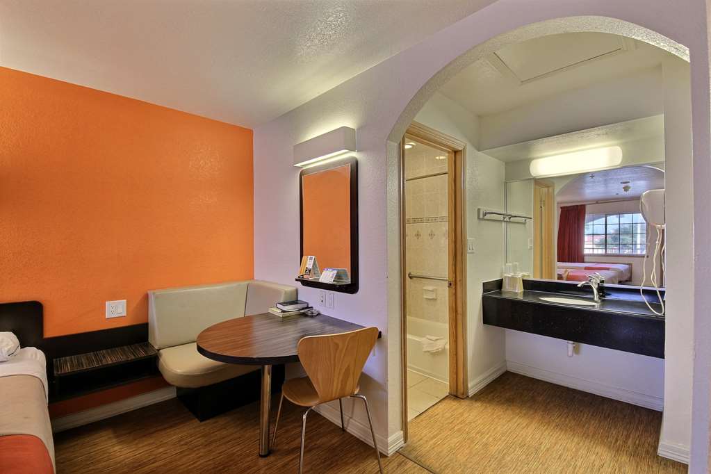 Motel 6 Edinburg TX - photo 17