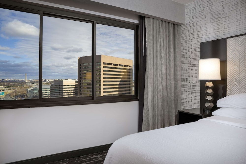 Embassy Suites by Hilton Crystal City National Airport - photo 17