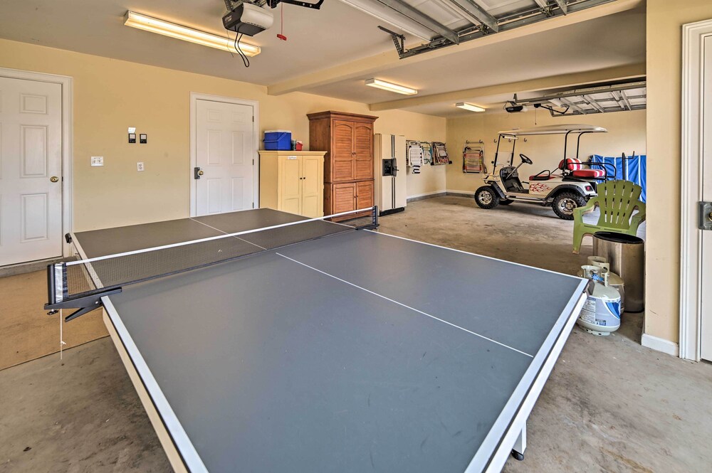 Spacious Family Retreat with Resort Amenities - photo 10
