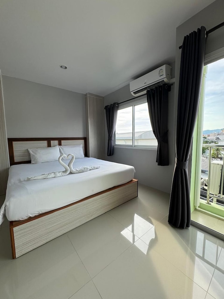 CB20 Sunset Serenade - carbon neutral hotel in Unknown City