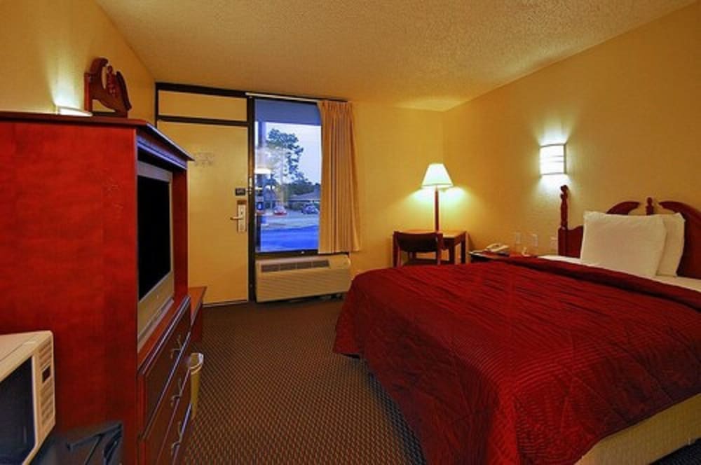 Super 6 Inn Suites - photo 21