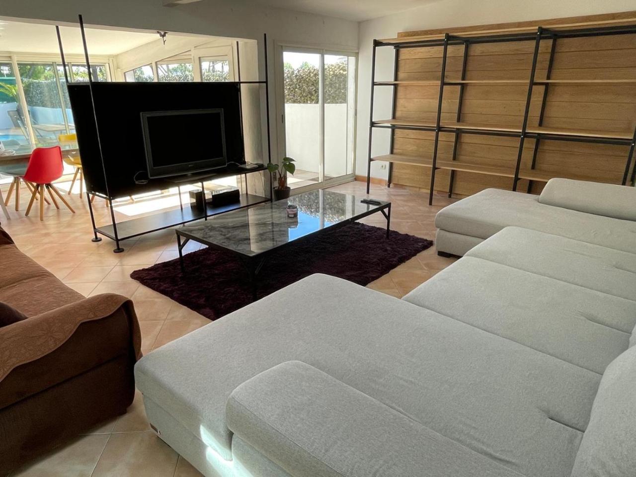 Villa Climatisee Piscine 3 Chambres Mer a 800m — 4-Star Luxury Hotel in Antibes, France