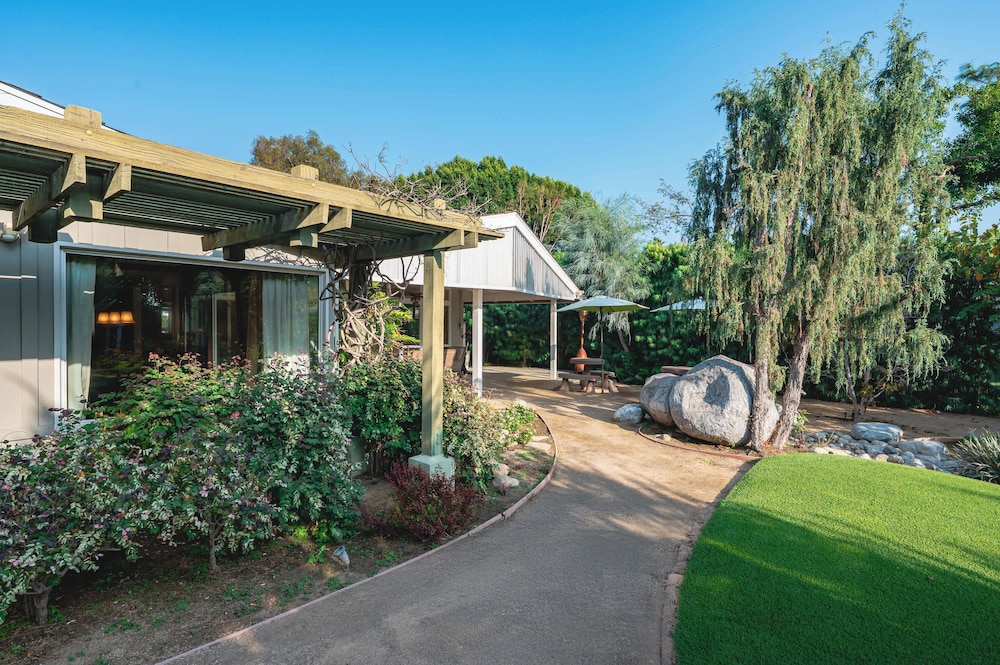 Airy Large Backyard Oasis Perfect Family Getaway — hotel in Tustin