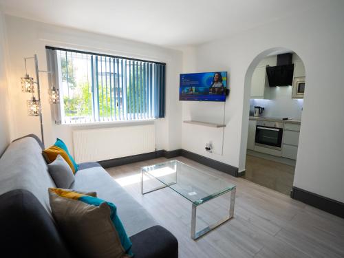 Contractors Wow3beds Off Road Parking Town Centre 19143854 — Farnborough