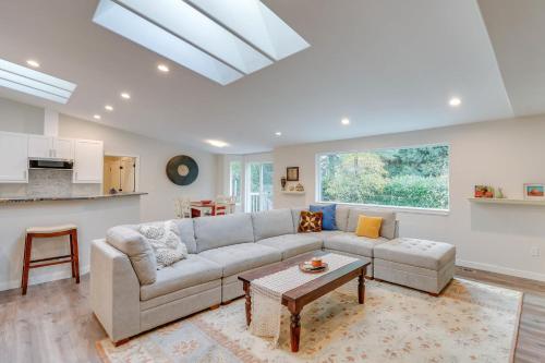 Modern Bellingham Home for work & play beach access — 4-Star Luxury Hotel in Bellingham, United States