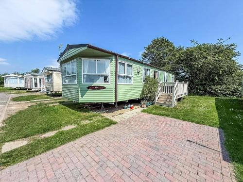 Lovely Caravan For Hire With Decking At Skipsea Sands In Yorkshire Ref 41015Wf — hotel in Barmston
