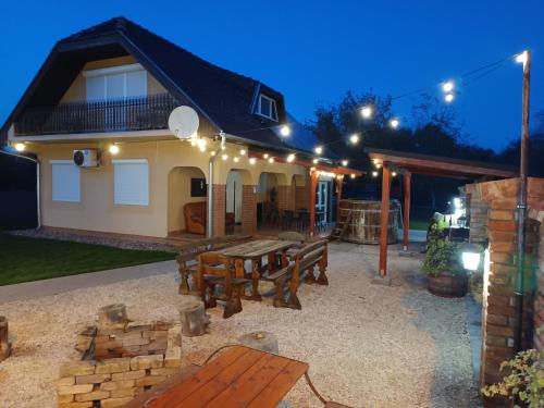 Gyopárosi Vendégház — 4-Star Luxury Hotel in Pusztafoldvar, Hungary