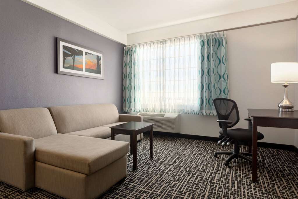 La Quinta Inn & Suites by Wyndham Dumas - photo 29